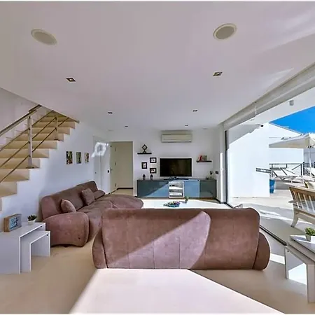 Sleeps 8 With Pool Air Con And Wifi *