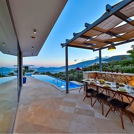 Villa Sleeps 8 With Pool Air Con And Wifi