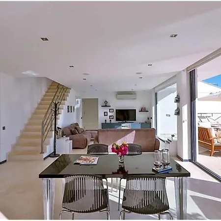 Villa Sleeps 8 With Pool Air Con And Wifi