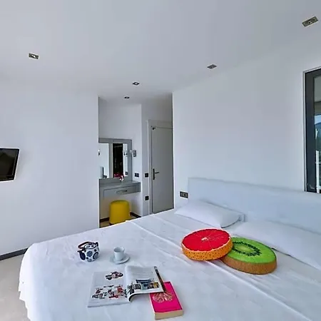 Sleeps 8 With Pool Air Con And Wifi *