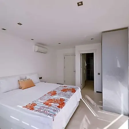 Villa Sleeps 8 With Pool Air Con And Wifi