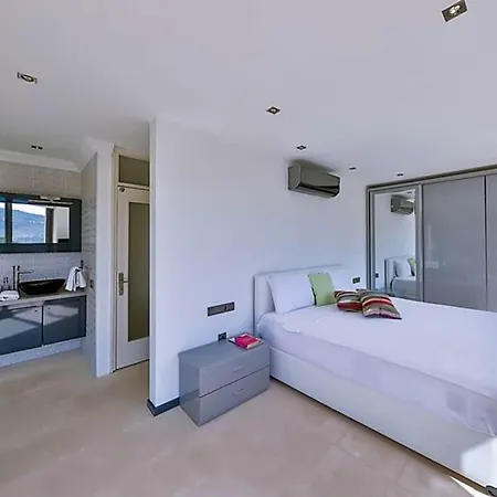 Villa Sleeps 8 With Pool Air Con And Wifi *