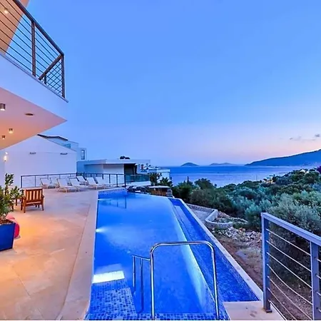 Villa Sleeps 8 With Pool Air Con And Wifi