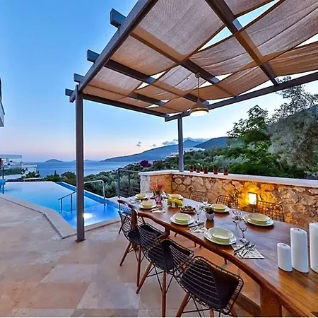 Villa Sleeps 8 With Pool Air Con And Wifi