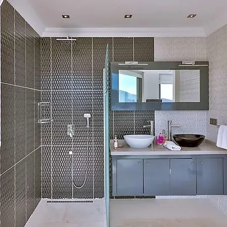 Sleeps 8 With Pool Air Con And Wifi Villa