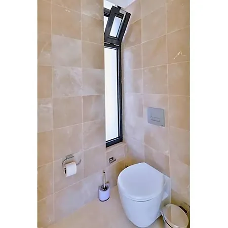 Sleeps 8 With Pool Air Con And Wifi *