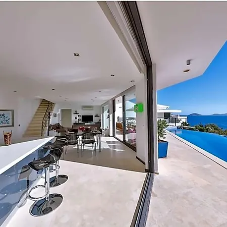 Villa Sleeps 8 With Pool Air Con And Wifi